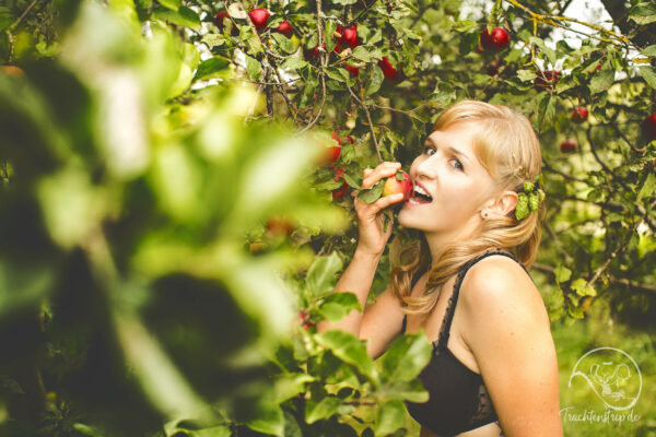 Süße Blondine in Dessous isst Apfel