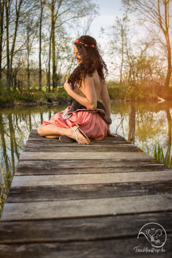 Bavarian Beauty sitzt am Steg und zieht ihr sexy Dirndl aus