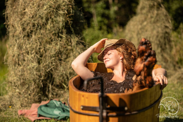 Franziska badet in der Moorwanne, ihr Dirndl hat sie bereits ausgezogen!