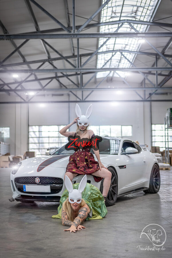 Sexy Dirndl Girls Tanja Gaida und Mell posen vor Jagur F-Type