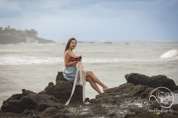 Kate im Dirndl am Strand von Bali