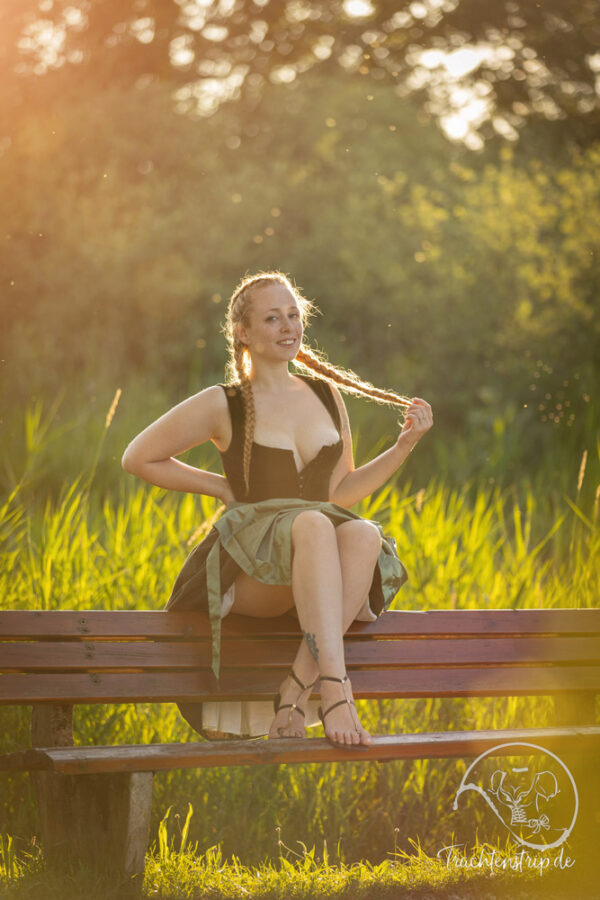 Mit Dirndl und Sandalen: sexy Bavarian Beauty Elena