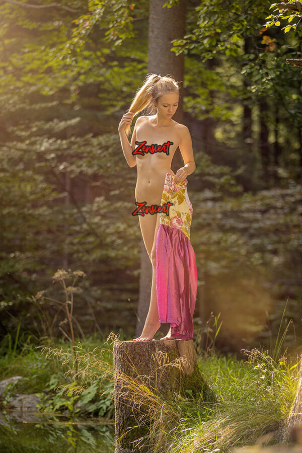 bavarian Beauty Emi posiert nackt und mit Dirndl