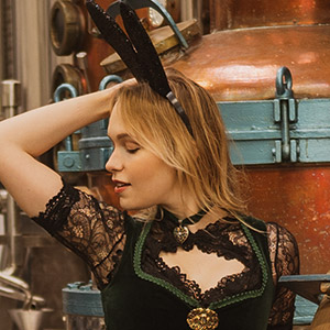 Bavarian Beauty Sazze im Soul Dirndl Magazin