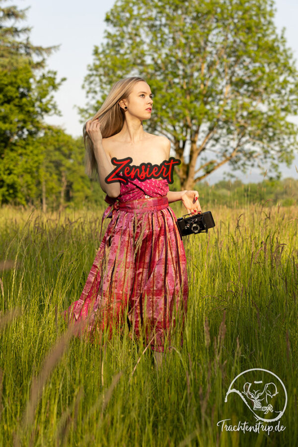 Unsere süße Dirndl Studentin Emi erkundet ein altes Bauernanwesen in der Nähe von München! So schön ist Studieren in Bayern!