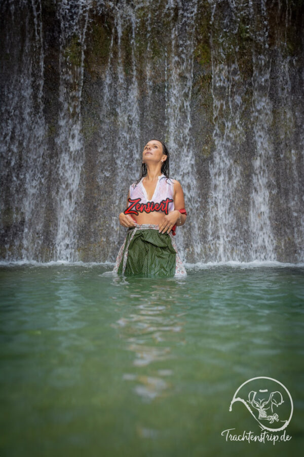 Wasserfee Sonja badet im Wasserfall