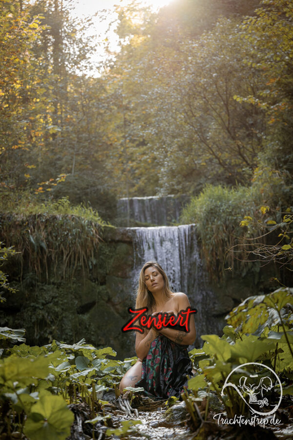 Melusine - Sexy Dirndl im Wald