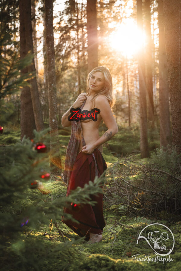 Sarah im sexy Dirndl an Weihnachten im Wald