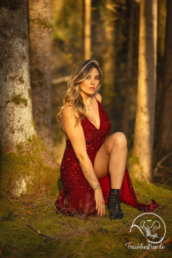 Sarah im sexy Kleid an Weihnachten im Wald