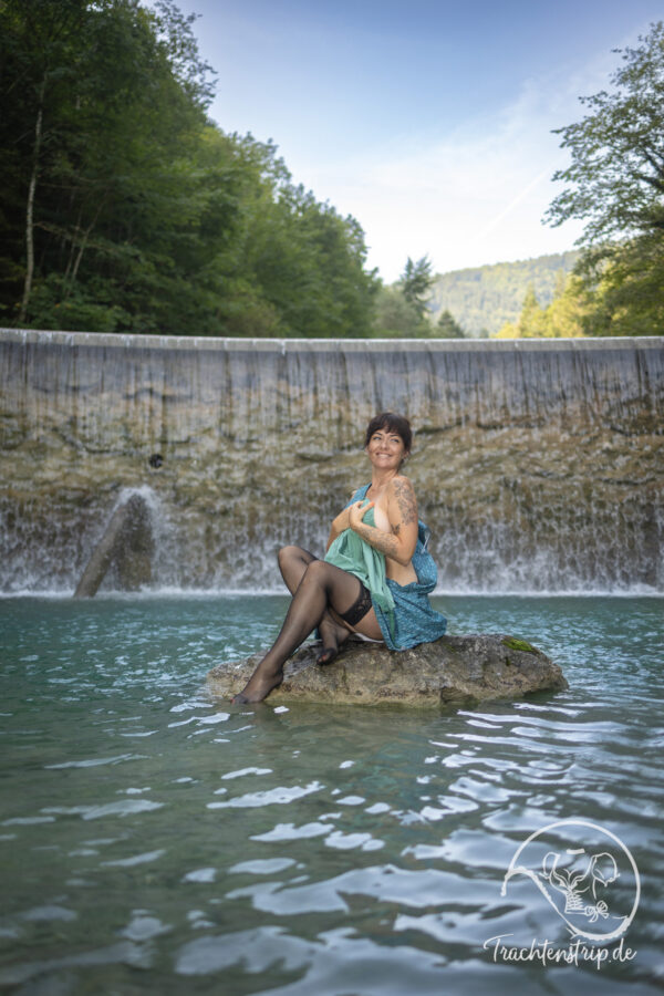 Flussgöttin Agnes im Dirndl und halterlosen Strümpfen