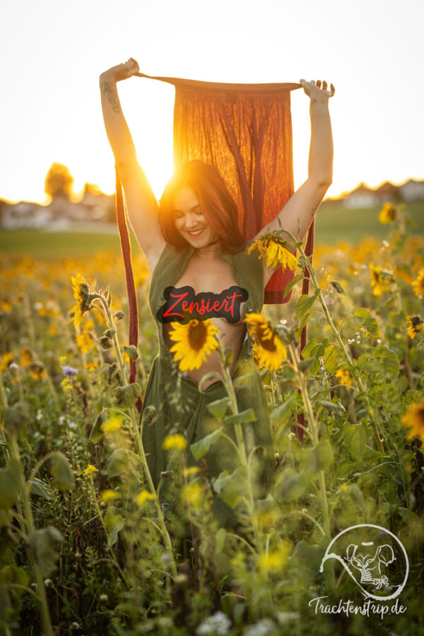 Bavarian Beauty Mary im Dirndl im Sonnenblumenfeld!