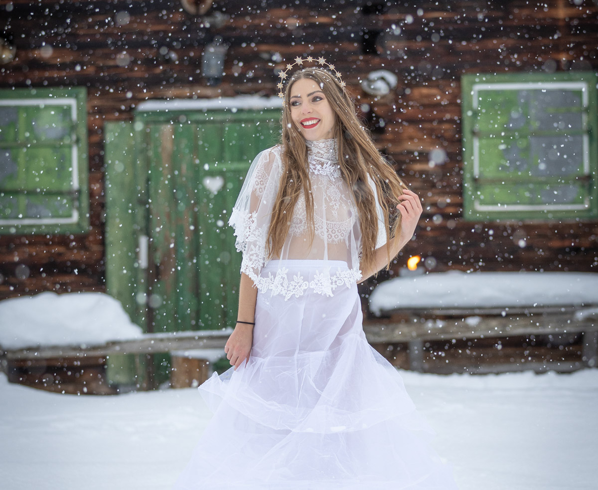 Dirndl Engerl Vroni mit Trachtenstrip Kalender